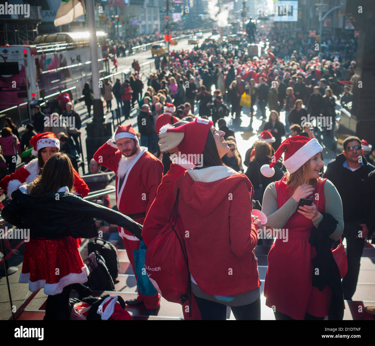 Weihnachten-Nachtschwärmer, die Teilnahme an der jährlichen Santacon Flut Midtown Manhattan in New York Stockfoto