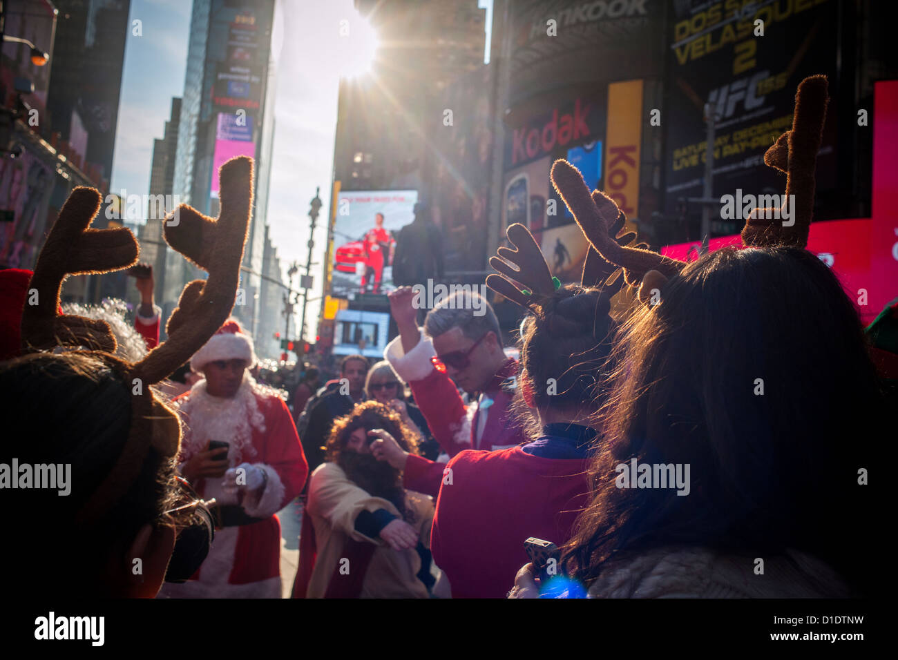 Weihnachten-Nachtschwärmer, die Teilnahme an der jährlichen Santacon Flut Midtown Manhattan in New York Stockfoto