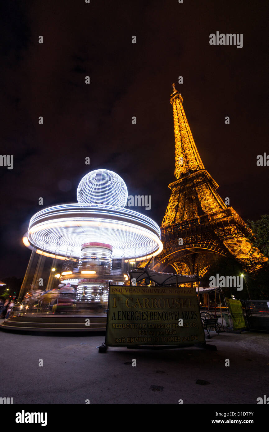 Paris Ein Karussell Leuchtet Im Dunkeln Vor Dem Eiffelturm