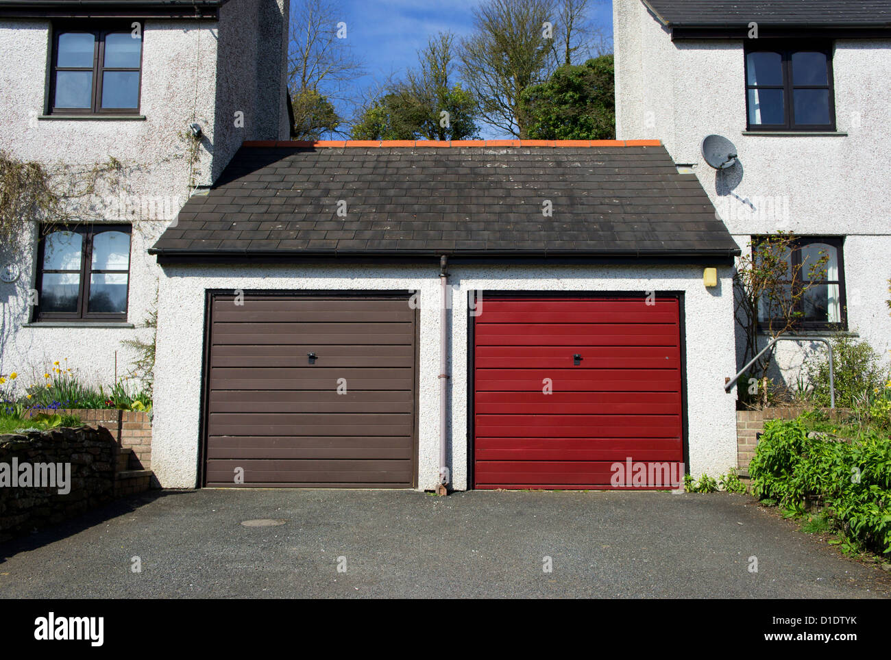Garagen mit Doppelhaus Häuser verbunden Stockfoto