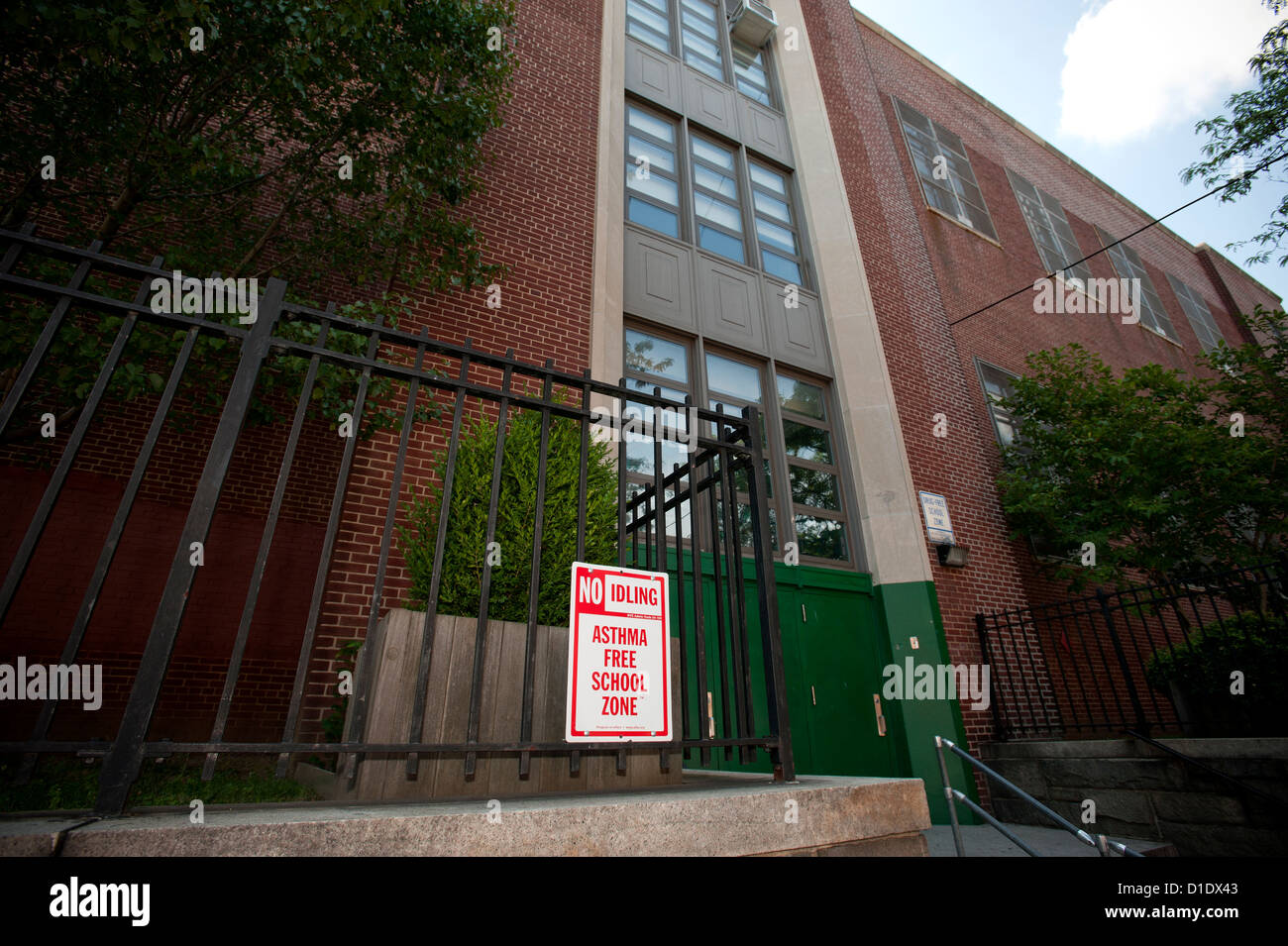 'Kein Leerlauf' Zeichen vor der amerikanischen Öffentlichkeit Schule. Stockfoto