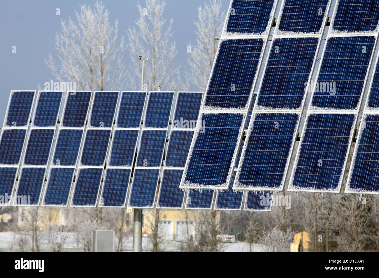 Große Solaranlagen mit Winter Frost und Eiszapfen hängen von es, alternative Energien, umweltfreundliche Alternative, Stockfoto