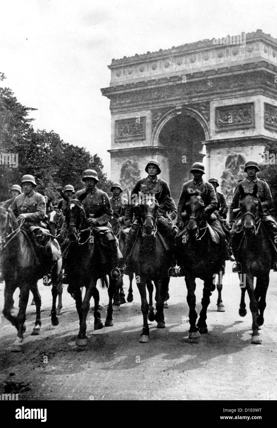 Soldaten der deutschen Wehrmacht aus Niedersachsen sind vor dem Triumphbogen während der deutschen Invasion von Paris, Frankreich, am 14. Juni 1940 zu sehen. Fotoarchiv für Zeitgeschichte Stockfoto