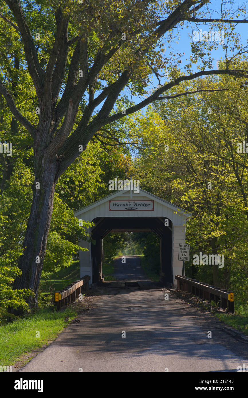 Überdachte Brücke auf Landstraße. Stockfoto