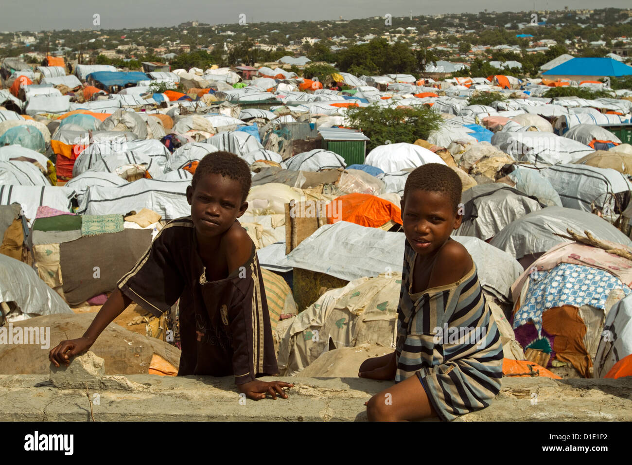 Flüchtlingskinder in einer Zeltstadt Bürgerkrieg und Dürre Mogadischu Somalia zu entkommen Stockfoto