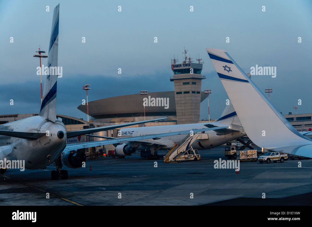 Flughafen Ben Gurion, Israel. Das Control Center und der israelischen El-Al Airline Flugzeuge an Klemme 3. Stockfoto
