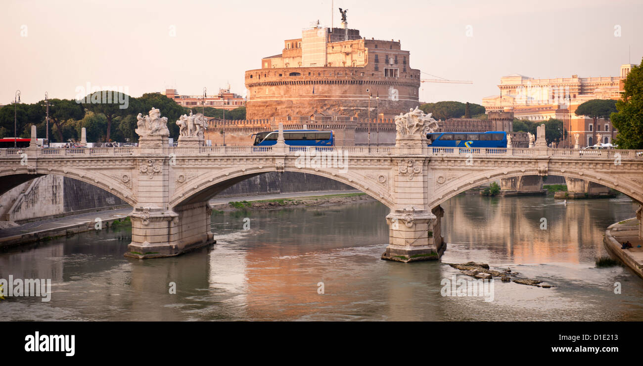 Vittorio Emanuele II Brücke über den Tiber und die Burg St. Angelo Stockfoto