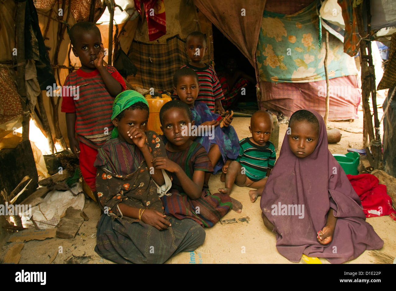 Somalis Flüchtlingskinder in ihrem Zelt Mogadischu Somalia Stockfoto