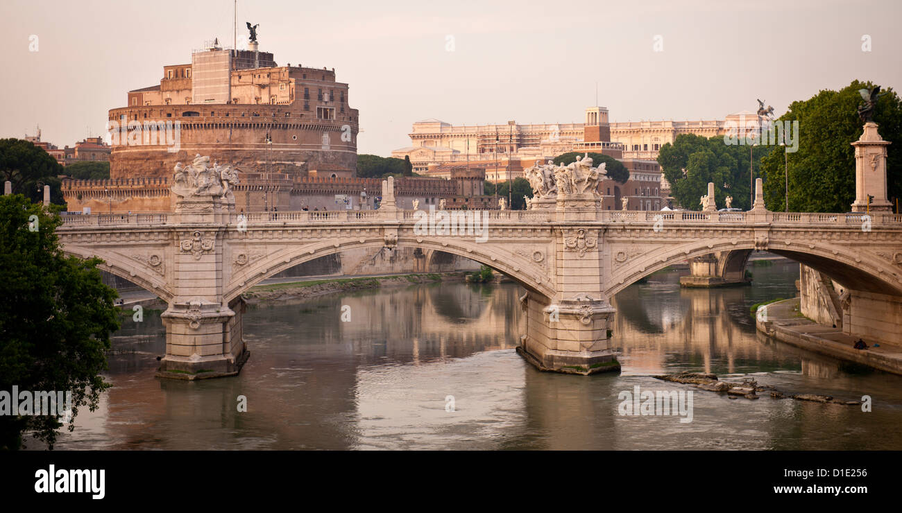 Vittorio Emanuele II Brücke mit St Angelo Castle hinter Stockfoto