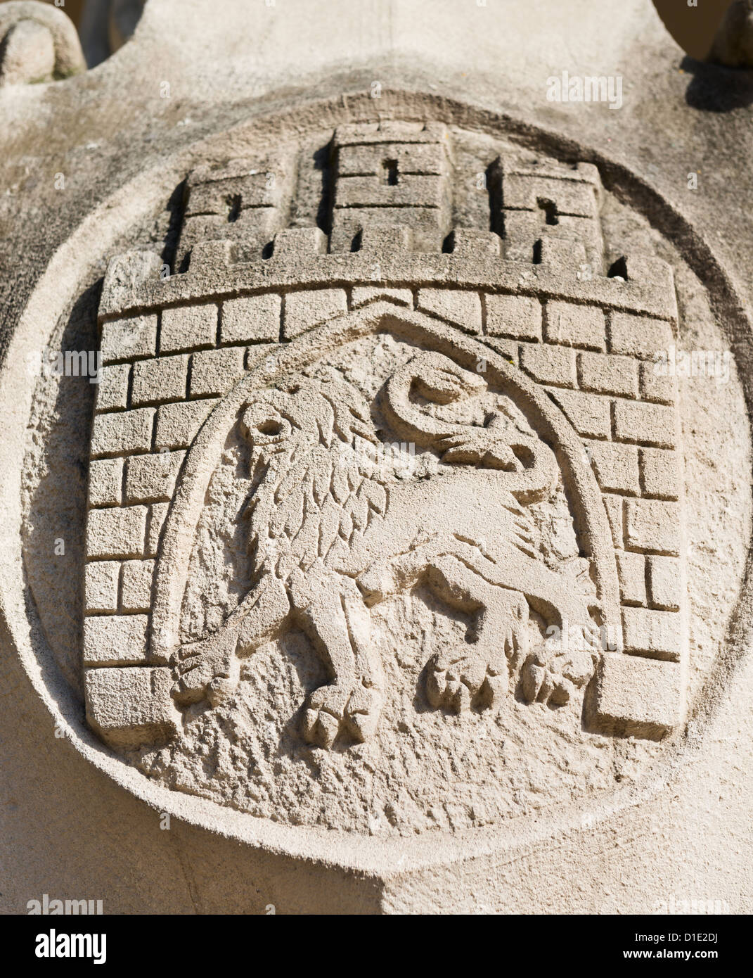 Wappen der Stadt Lwiw, Ukraine, in Stein mit Gateway und Löwe Stockfoto