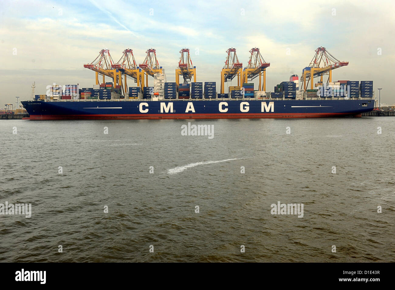 Die weltweit größte Containerschiff "Marco Polo" der französischen Versand Firma CMA wird bei Stromkaje am Container-terminal in Bremewrhaven, Deutschland, 14. Dezember 2012 festgemacht. Die 369 Meter lange kann Schiff mehr als 16.000 zwanzig-Fuß gleichwertigen Einheiten (EUV), etwa 1.300 mehr als die bisher größten Containerschiffe der "Emma Maersk" Klasse tragen. Foto: INGO WAGNER Stockfoto