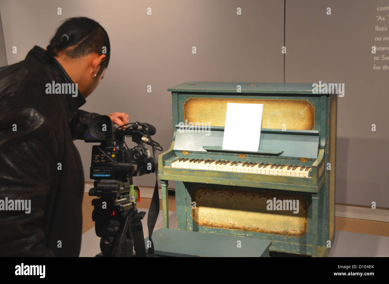 Ein Kameramann filmt das Klavier aus dem Filmklassiker "Casablanca" in New York, USA, 7. Dezember 2012. Die vielleicht berühmteste Klavier in der Filmgeschichte werden Autioned in New York am 14. Dezember 2012. Auktionator Sothebys erwartet einen Preis von bis zu 1,2 Millionen Dollar. Foto: Chris Melzer Stockfoto