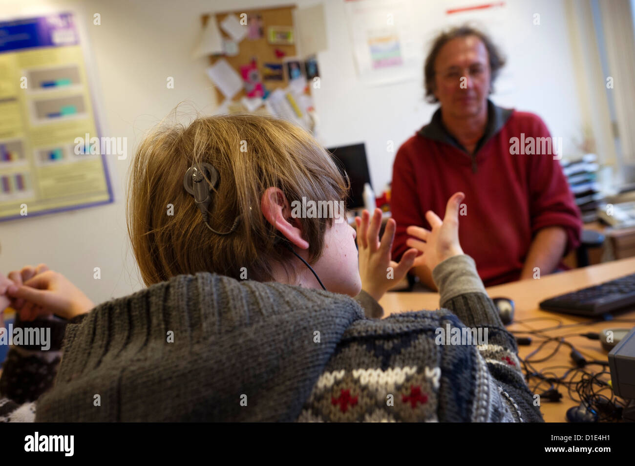 Oskar Kommt Fur Einen Jahrlichen Check Up Der Innenohr Implantate Von Ingenieur Gert Joseph Im Zentrum Fur Auditive Erkrankungen Der Medizinischen Hochschule Hannover Mhh In Hannover 3 Dezember 12 Oscar Erhielt Eine Innenohr Implantate
