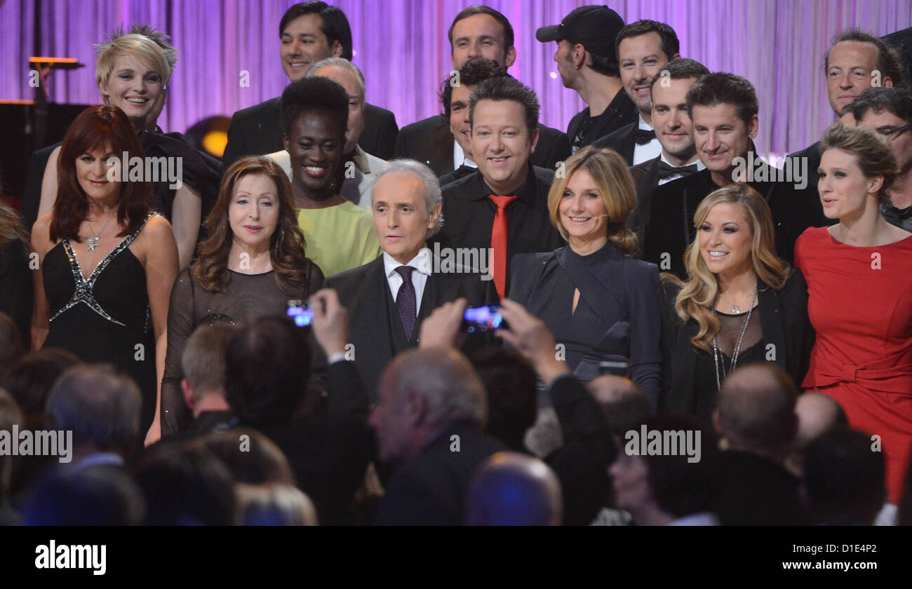 Spanischen star-Tenor und Moderator José Carreras stellt mit seinen Gästen bei der 18. Jose Carreras Gala in der neuen Messe in Leipzig, Deutschland, 13. Dezember 2012. Die Charity-Show wurde live vom deutschen Fernsehsender ARD. Foto: Hendrik Schmidt Stockfoto