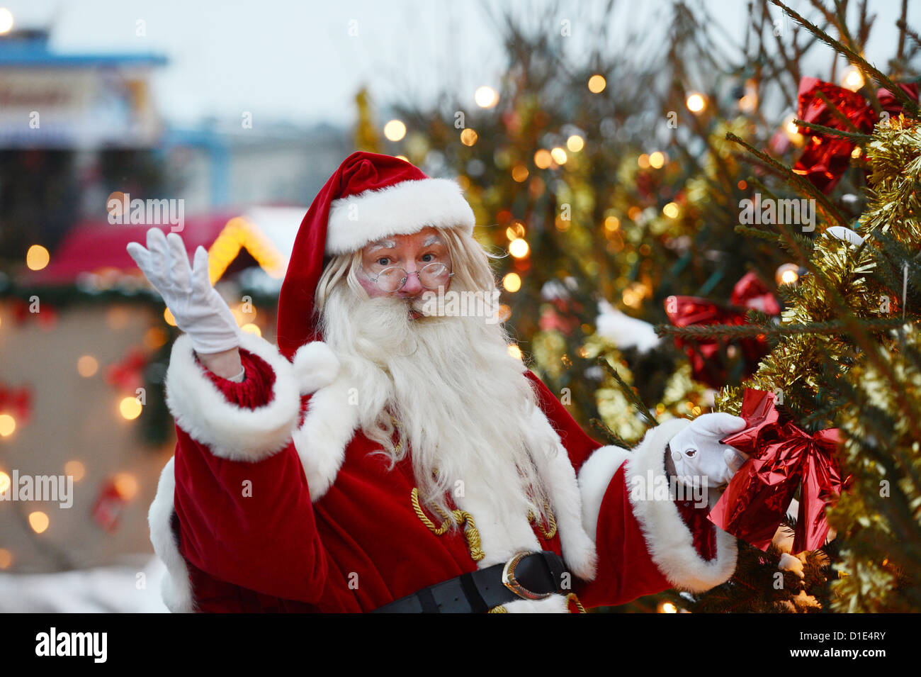 Ein Mann gekleidet wie Santa Claus Posen auf dem nostalgischen Weihnachtsmarkt am Opernpalais in Berlin, Deutschland, 12. Dezember 2012. Der nostalgische Weihnachtsmarkt gehört zu den beliebtesten Weihnachtsmärkte in Deutschland, laut einer aktuellen Umfrage. Foto: Jens Kalaene Stockfoto