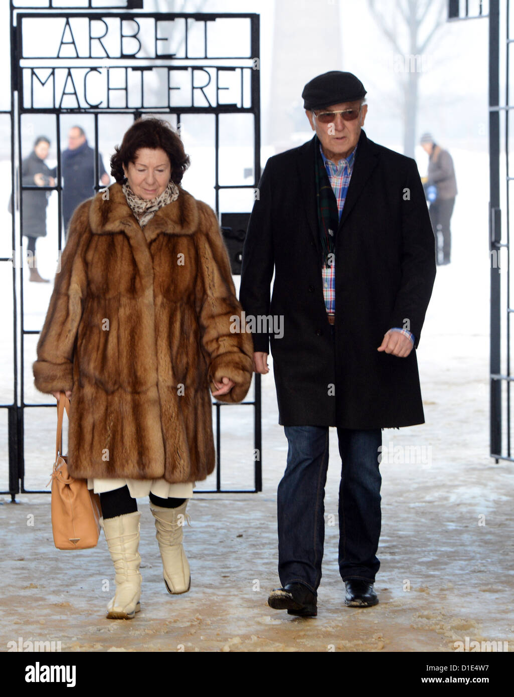 Überlebende des Völkermords an den Sinti und Roma, Hermann Hoellenreiner, geht mit seiner Frau durch das Tor des ehemaligen Konzentrationslagers Sachsenhausen in Oranienburg, Deutschland, 15. Dezember 2012. Der Zentralrat der deutschen Sinti und Roma erinnert die Deportation von 23000 Sinti und Roma im KZ Auschwitz. Foto: Bernd Settnik Stockfoto