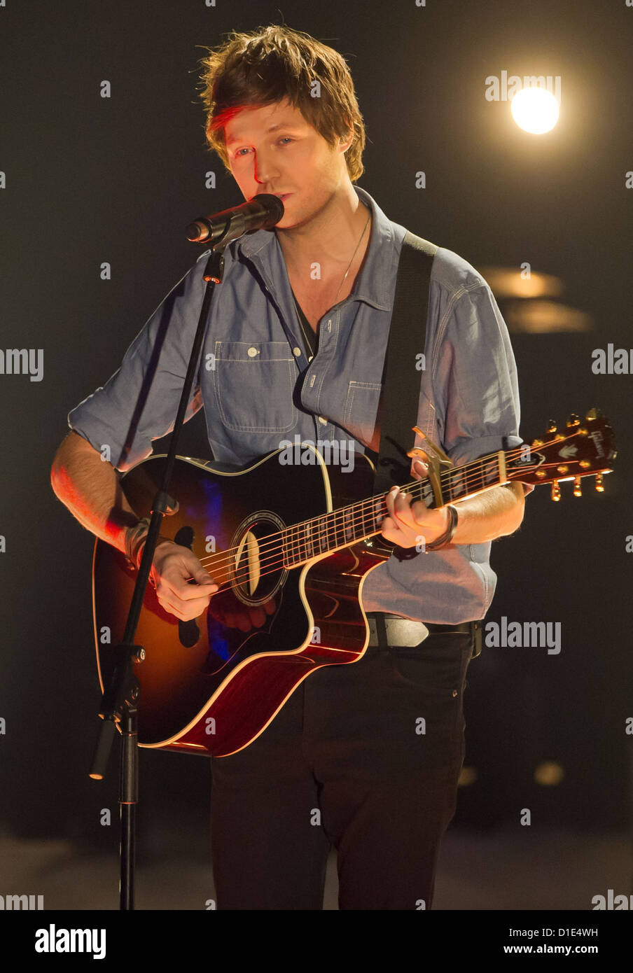 Sänger Nick Howard führt während der Casting-Show "The Voice of Germany" in Berlin, 14. Dezember 2012. 4 von 66 Kandidaten machte es bis zum Finale der Show. Foto: Tim Brakemeier Stockfoto