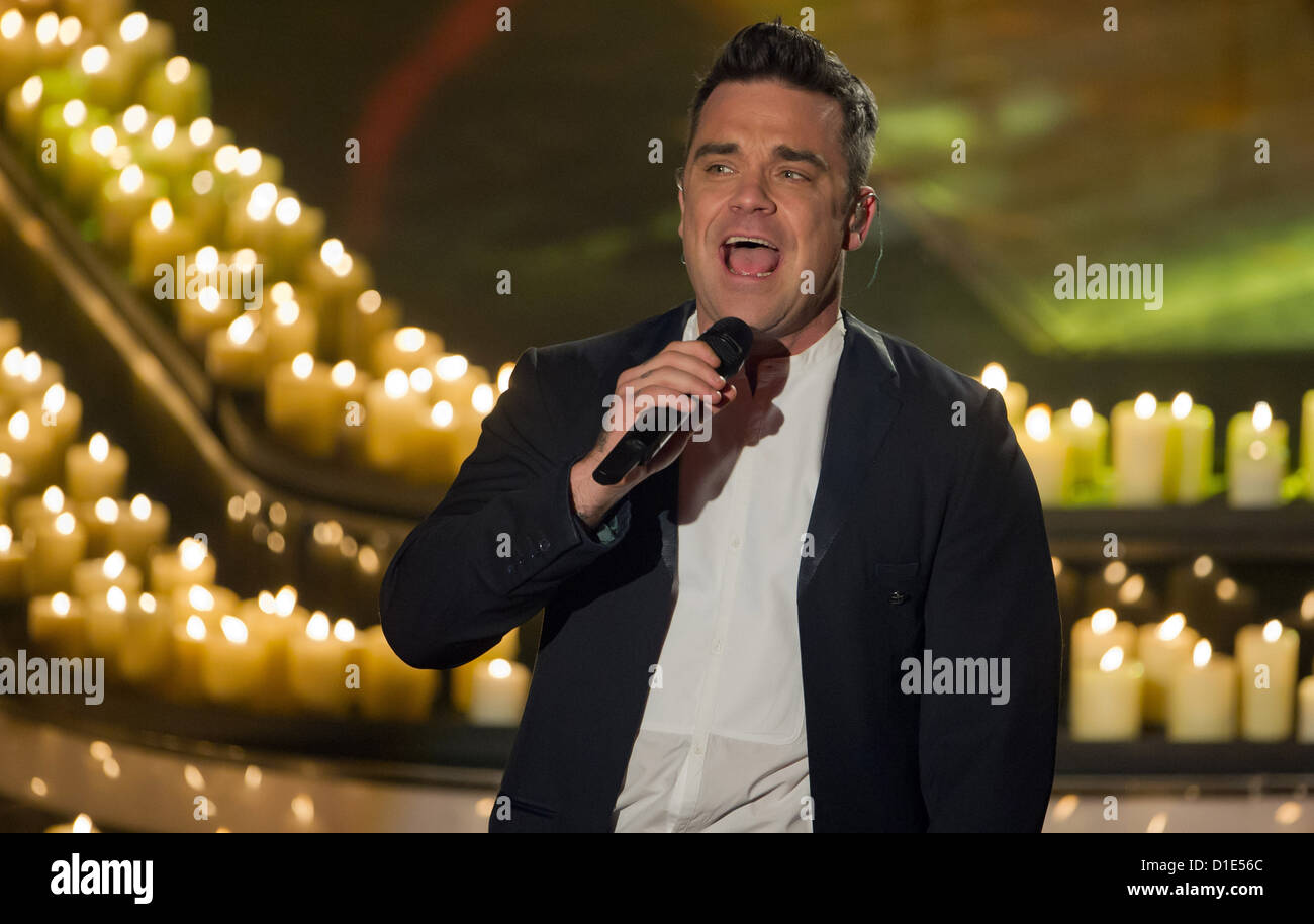 Sänger Robbie Williams führt auf der Bühne als Gaststar bei der Casting-Show "The Voice of Germany" in Berlin, 14. Dezember 2012. 4 von 66 Kandidaten machte es bis zum Finale der Show. Foto: Tim Brakemeier Stockfoto