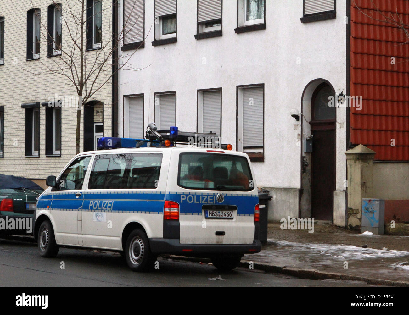 Polizeiauto steht vor einem Hauseingang in Quedlinburg, Deutschland, 14. Dezember 2012. Ein Mann schoss seines Vaters und seines Vaters Partner nach einem inländischen Kampf. Foto: Matthias Bein Stockfoto