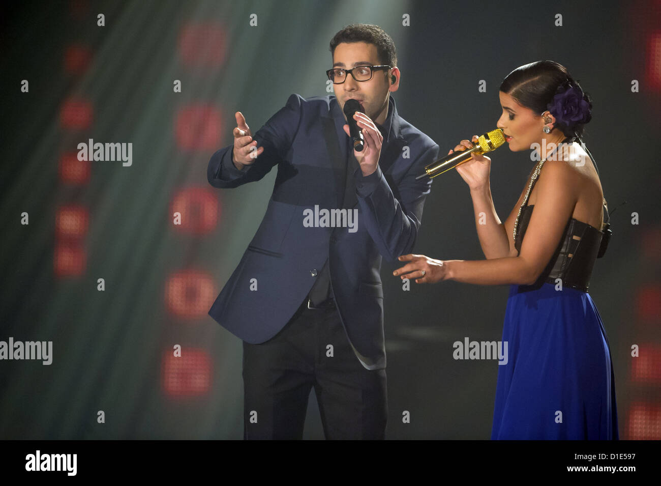 Sänger James Borges (L) vom Team BossHoss führt auf der Bühne zusammen mit Gaststar Nelly Furtado während der Casting-Show "The Voice of Germany" in Berlin, 14. Dezember 2012. 4 von 66 Kandidaten machte es bis zum Finale der Show. Foto: Tim Brakemeier Stockfoto