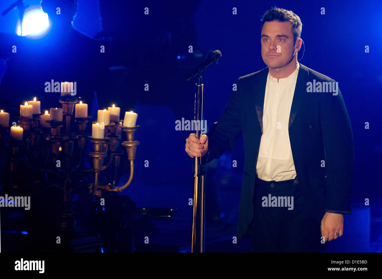 Sänger Robbie Williams steht auf der Bühne als Gaststar bei der Casting-Show "The Voice of Germany" in Berlin, 14. Dezember 2012. 4 von 66 Kandidaten machte es bis zum Finale der Show. Foto: Tim Brakemeier Stockfoto