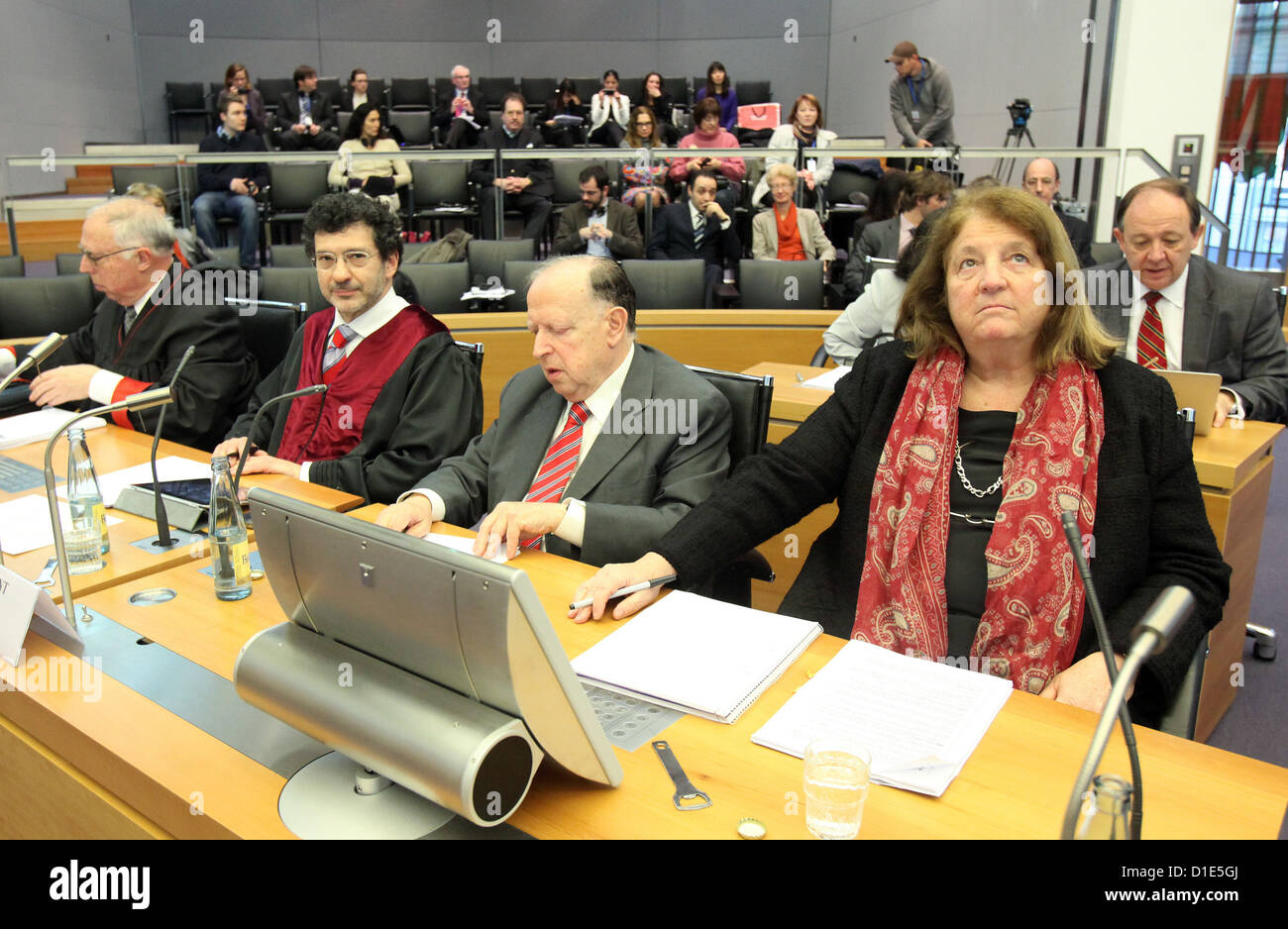 Gerhard Hafner (L-R), Marcelo G. Kohen, Horacio Adolfo Basabe und Susana Ruiz Cerutti aus dem argentinischen Verhandlungsteam warten auf die Verkündung des Urteils beim Internationalen Strafgerichtshof für das Gesetz des Meeres in Hamburg, Deutschland, 15. Dezember 2012. Das Gericht musste ein Urteil über die Einziehung der argentinischen Marine Schiff "Libertad" vor der Küste Ghanas zu erreichen. Ein Richter aus Ghana beschlagnahmt das Schiff auf eine Anfrage von der US-Hedgefonds Elliott Associates. Foto: Bodo Marks Stockfoto