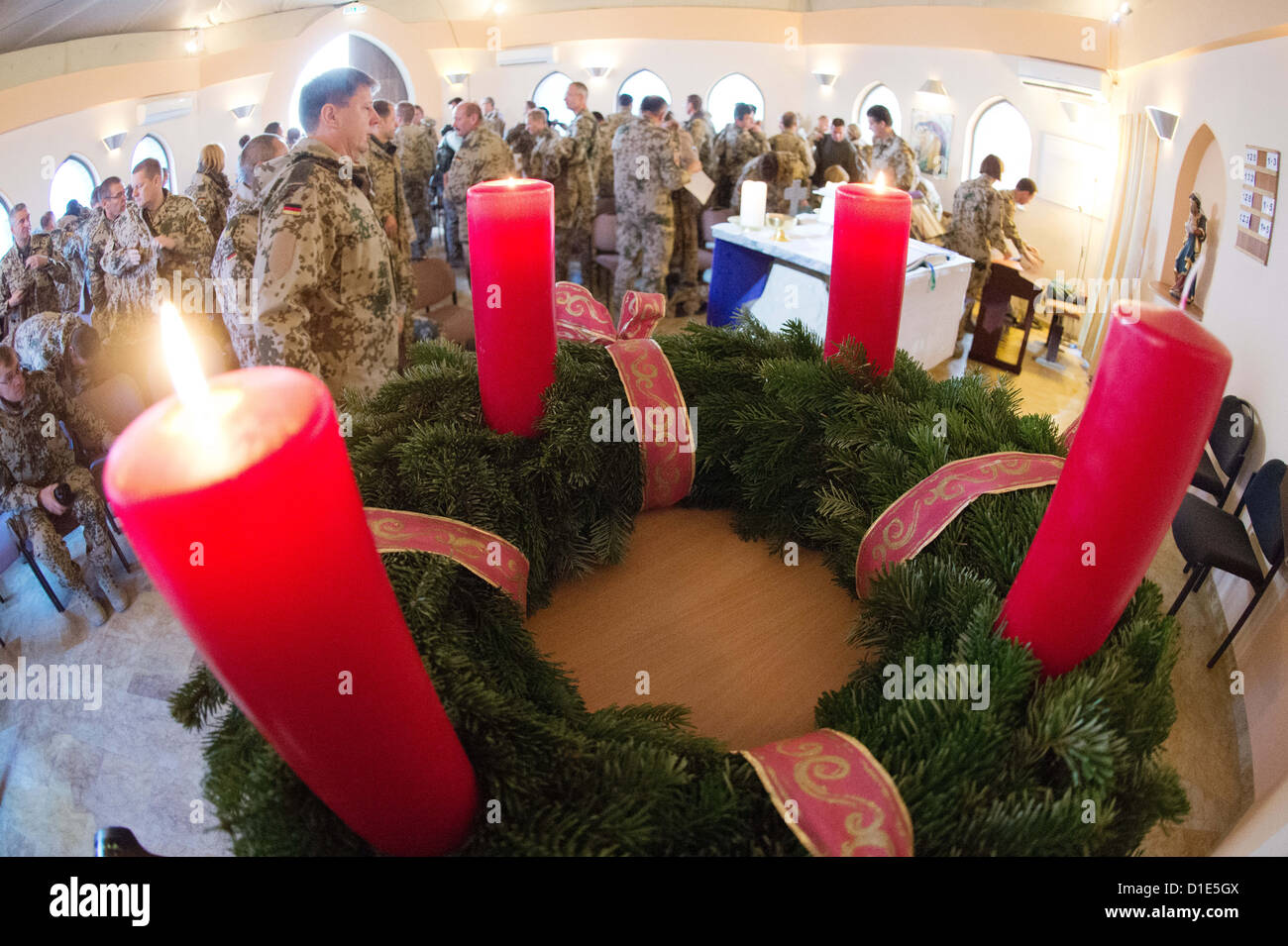 Bundeswehrsoldaten Nehmen bin 16.12.2012 Im Camp Marmal in Masar-i-mit einem Einem Feldgottesdienst Dritten Advent Teil. Foto: Maurizio Gambarini/dpa Stockfoto