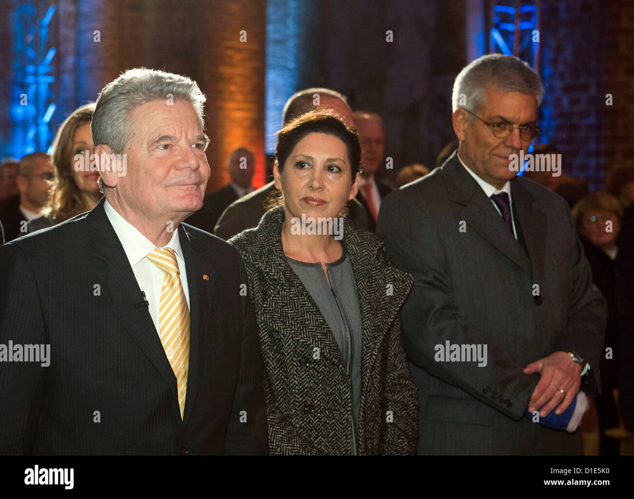 Der deutsche Bundespräsident Joachim Gauck steht mit Thomas Bellut (R), der Leiter des ZDF-Fernsehen und seine Frau Huelya Oezkan in der St. George Church in Wismar, Deutschland, 15. Dezember 2012. Der Präsident nimmt an der TV-Show "Alle Jahre Wieder - Fernsehsendern Mit Dem Bundespräsidenten" ("Jahr für Jahr - ein Abend mit dem Präsidenten") in der St. George Church. Foto: Jens Büttner Stockfoto