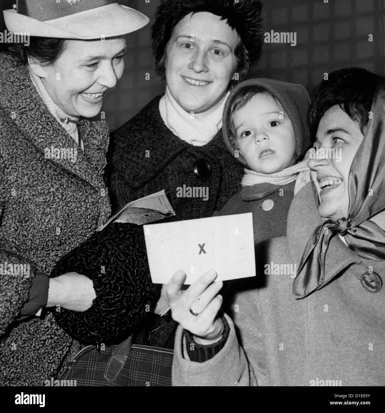 Die Abdeckung DDR Press Nachrichtenagentur ADN auf Rückseite Bild liest: "Berlin 28. März 1964: es könnte ebenso auf Ostern - sehen wie glücklich alle West Berlinians waren, die Genehmigung Besuch ihrer Verwandten in Kapital DDR während Weihnachten Silvester Urlaub Regierung erhalten DDR wurden Maßnahmen vorgeschlagen, damit Leute, die West-Berliner auch können gerne während der Osterferien aber ihre Regierung in Bonn hat Torpeded Verhandlungen zwischen DDR-Regierung West-Berliner Senat in unmenschlicher Weise."--Bildtext zeigen wie Veranstaltungen damit verbundene Berliner Mauer waren verteilten Leute DDR nach Bau, die Berliner Mauer am 13 August begann Stockfoto