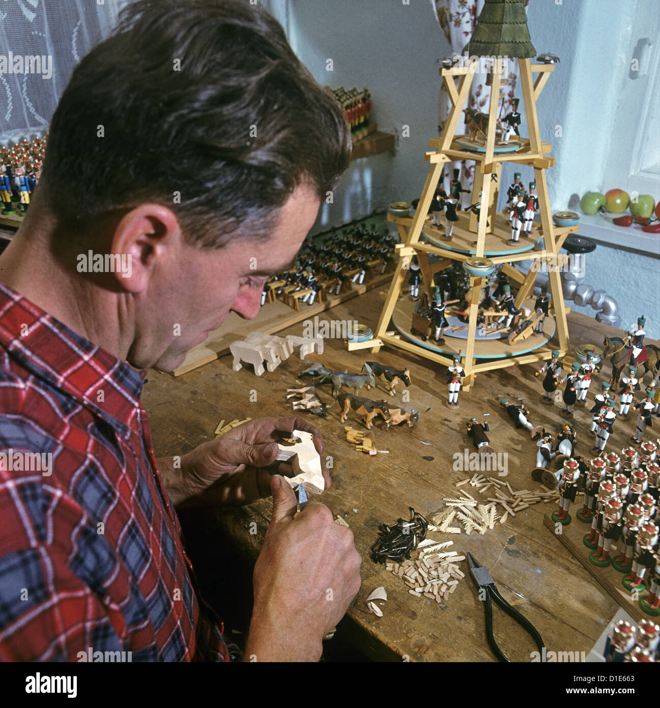 Miniaturfiguren sind aus Holz geschnitzt, bemalt und für Weihnachtspyramiden und Bögen in einer Werkstatt in Seiffen im Erzgebirge, DDR, im November 1971 verklebt. Seiffen war ein Zentrum der lokalen Spielzeugindustrie. Foto: Wilfried Glienke Stockfoto