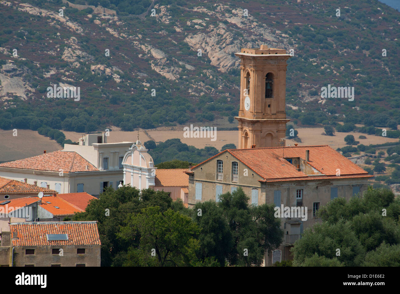 Einen erhöhten Blick auf das malerische Dorf Aregno in der Binnenschifffahrt Haute Balagne Region, Korsika, Frankreich, Europa Stockfoto