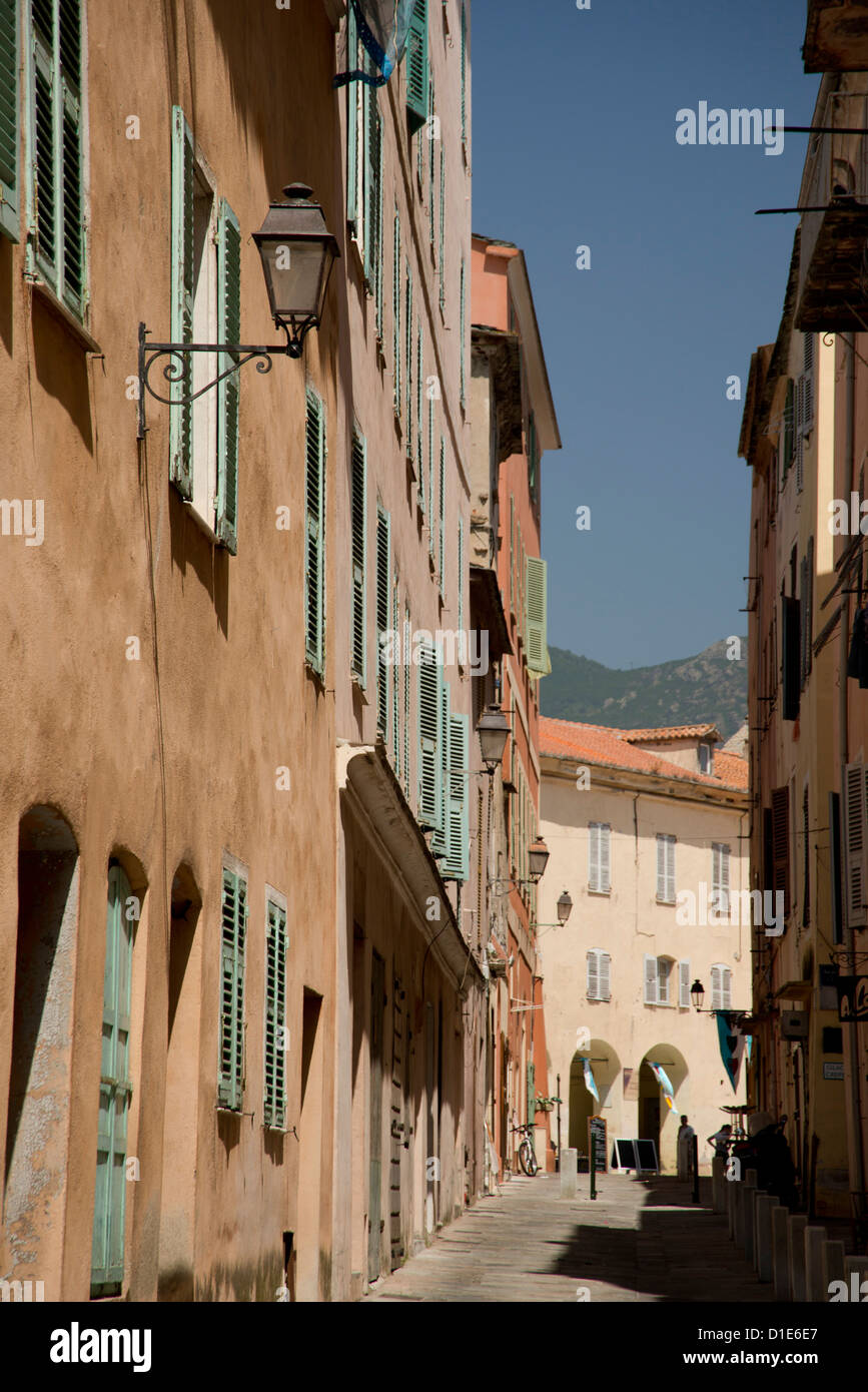 Eine schmale Straße im Abschnitt "Terra Nova" von Bastia in nördlichen Korsika, Frankreich, Europa Stockfoto