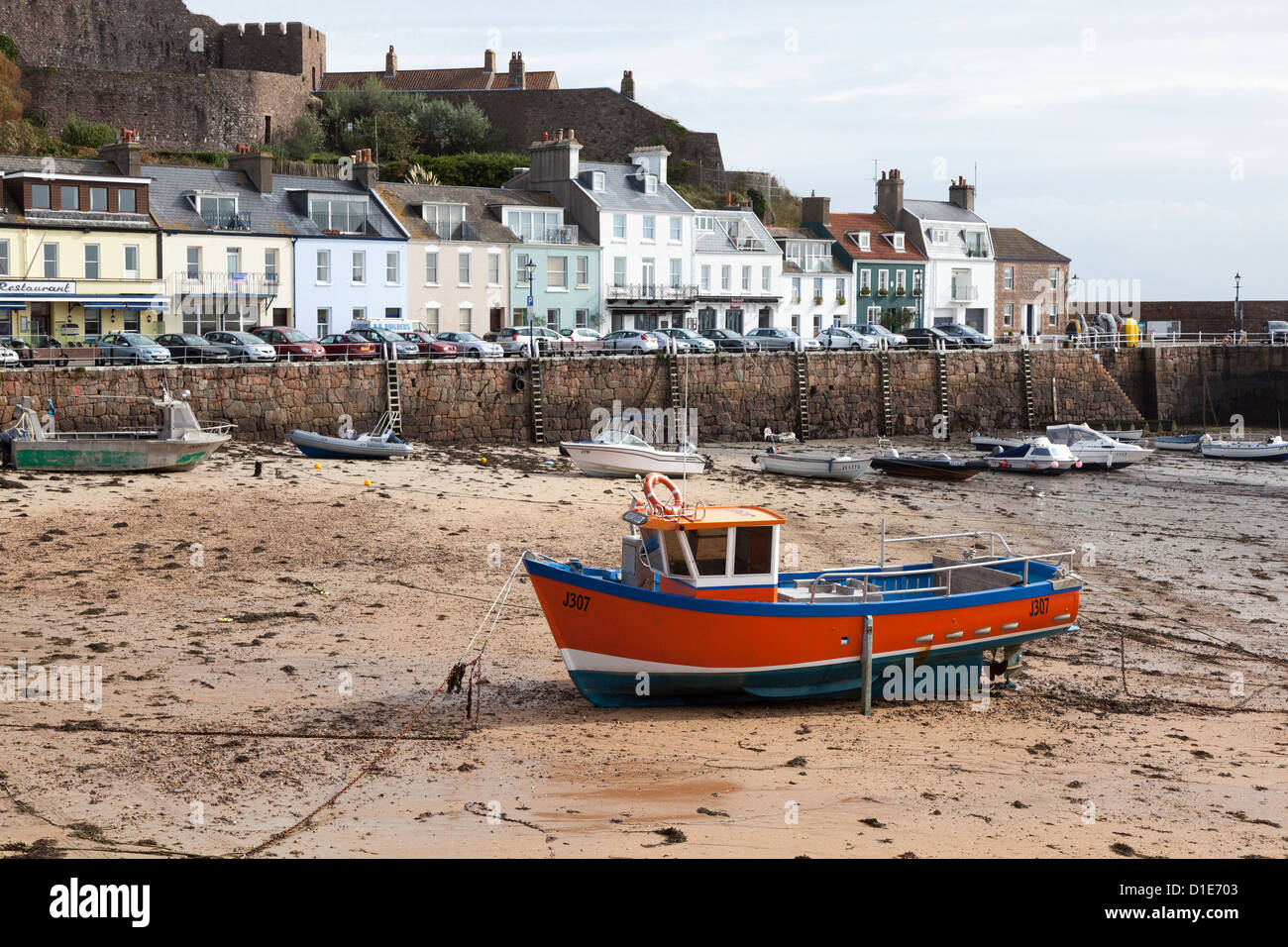 Angelboot/Fischerboot am Strand, Gorey Hafen, Mont Hochmuts Burg, Gorey, Jersey, Kanalinseln, Großbritannien Stockfoto