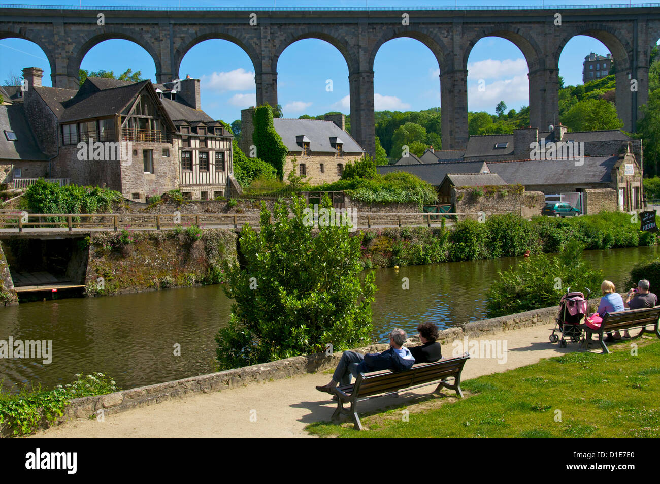 Ufer des Flusses Rance, Blick auf die Altstadt Stadthäuser und Viadukt, Dinan, Côtes d ' Armor, Bretagne, Frankreich Stockfoto