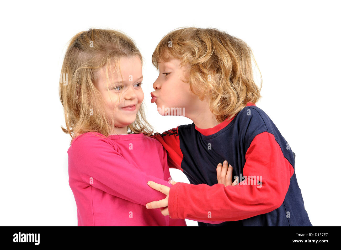 Kleiner Junge Eine Mädchen In Weißen Isoliert Zu Küssen Versucht Stockfotografie Alamy 