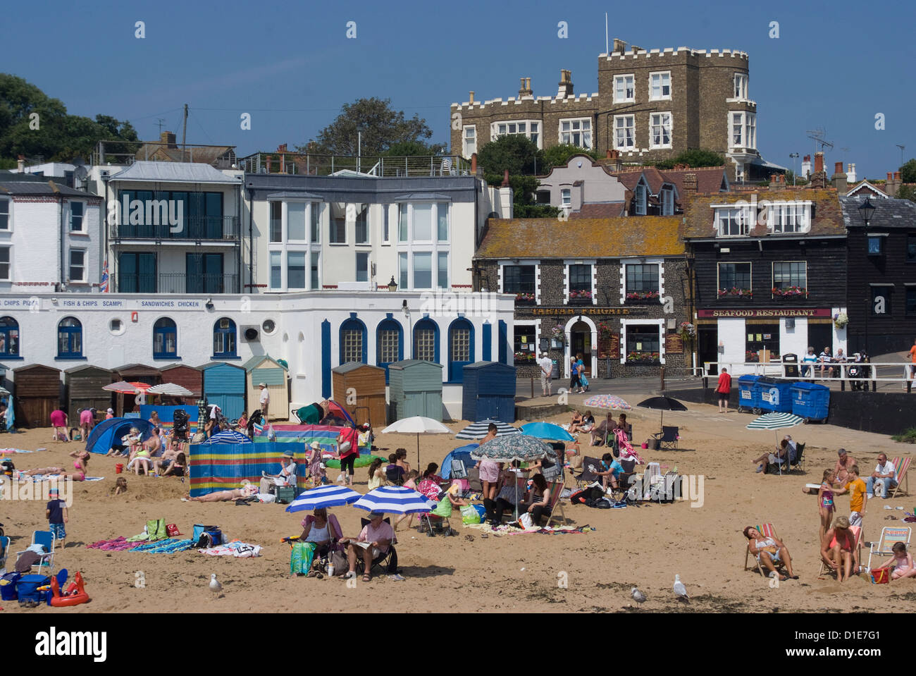 Strand mit Bleak House im Hintergrund, Viking Bay, Broadstairs, Kent, England, Vereinigtes Königreich, Europa Stockfoto