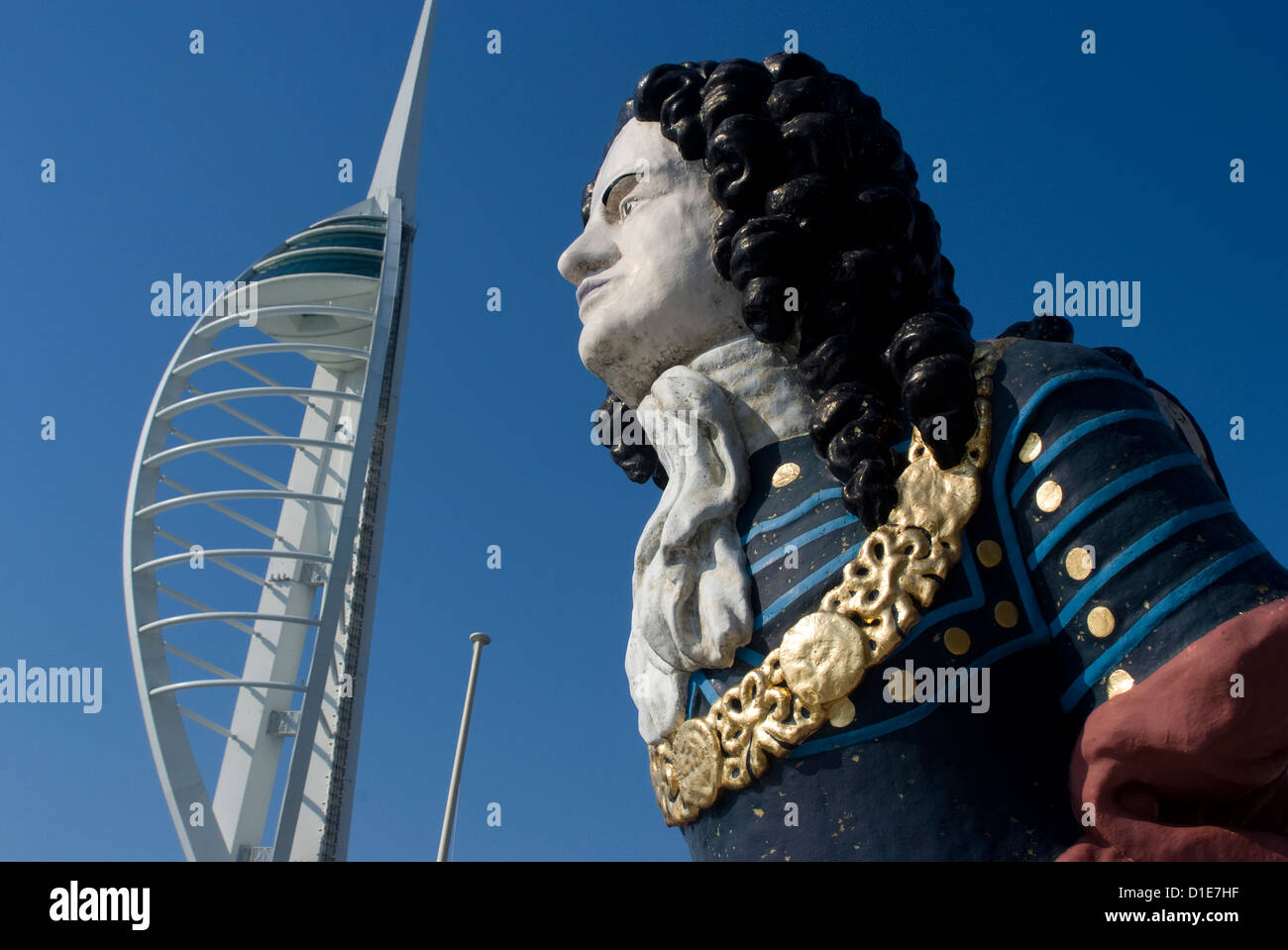 Schiff-Aushängeschild mit Spinnaker Tower hinter Gunwharf, Portsmouth, Hampshire, England, Vereinigtes Königreich, Europa Stockfoto