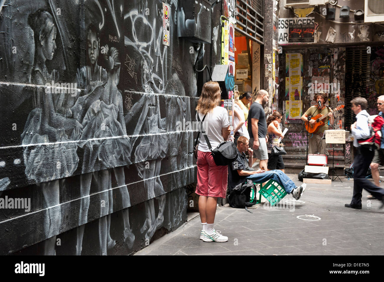 Graffiti und Leute zu beobachten Straßenmusiker, Central Hotel, Melbourne, Victoria, Australien, Pazifik Stockfoto