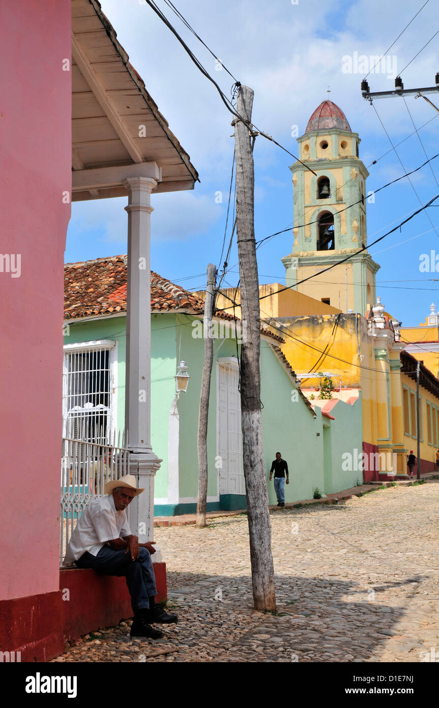 Ein Cowboy rast im Schatten vor der Kirche San Francisco de Asis, Trinidad de Cuba, Kuba. Stockfoto