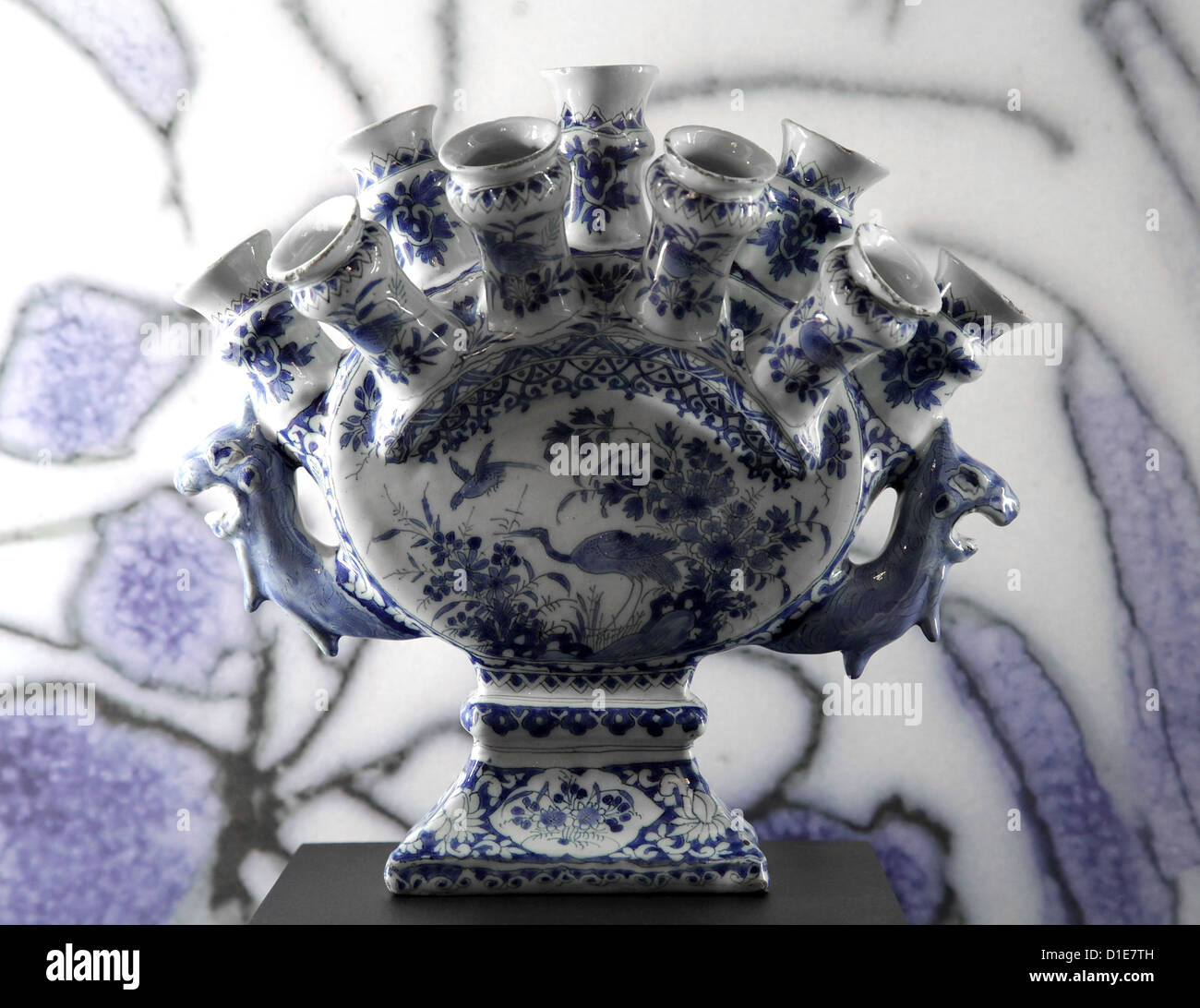 Antike niederländische Delftware (1724-1757), de Metaale Pot Factory. Zinnglasiertes Steingut aus dem 18. Jahrhundert, Sammlung Kunstmuseum den Haag, Holland. Stockfoto