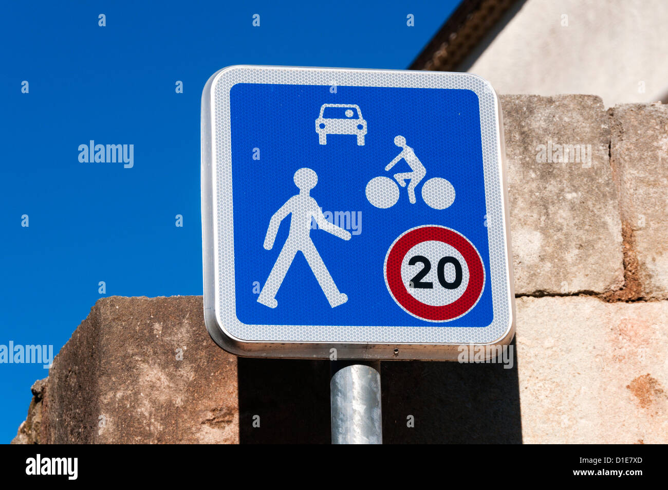 Ein 20 km/h (ca. 12 km/h) Tempolimit Schild für eine Straße durch Fußgänger, Autofahrer und Radfahrer in Frankreich geteilt. Stockfoto