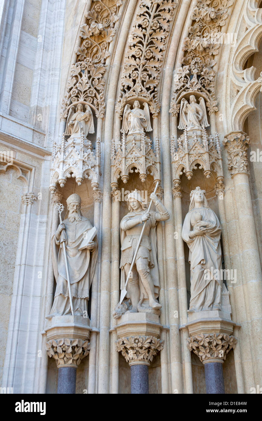 Statuen von Heiligen über dem Eingang der Jungfrau Maria Kathedrale in Zagreb, Kroatien Stockfoto