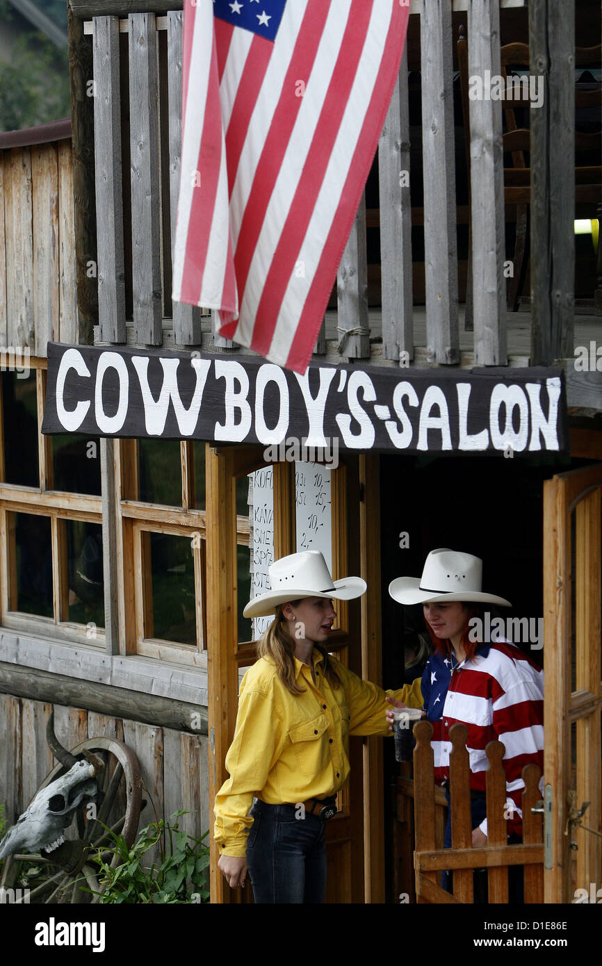 Cowgirls neben Cowboy´s Salon Stockfoto