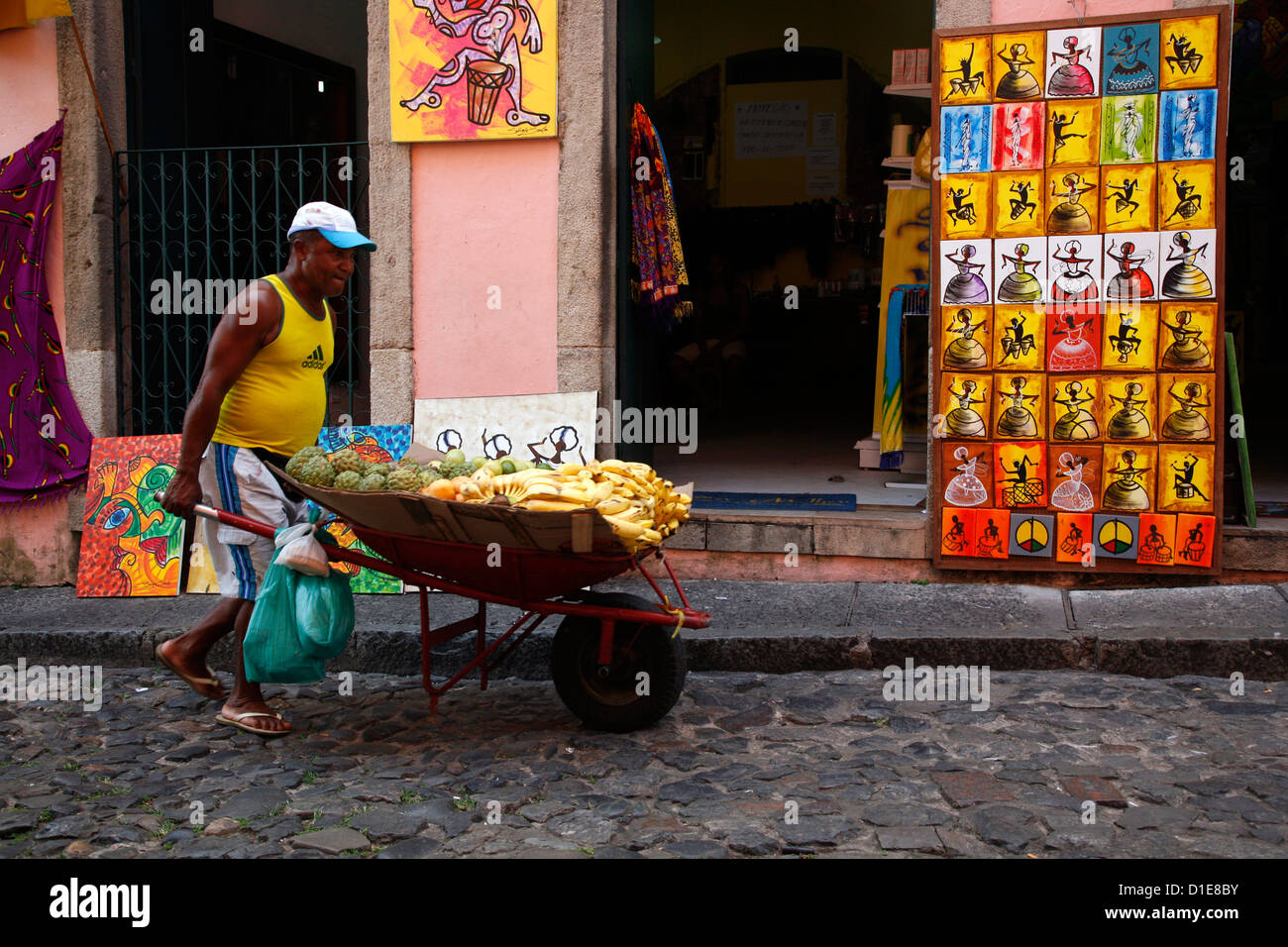 Obstverkäufer in den gepflasterten Straßen von Largo de Pelourinho in Salvador, Bahia, Brasilien, Südamerika Stockfoto