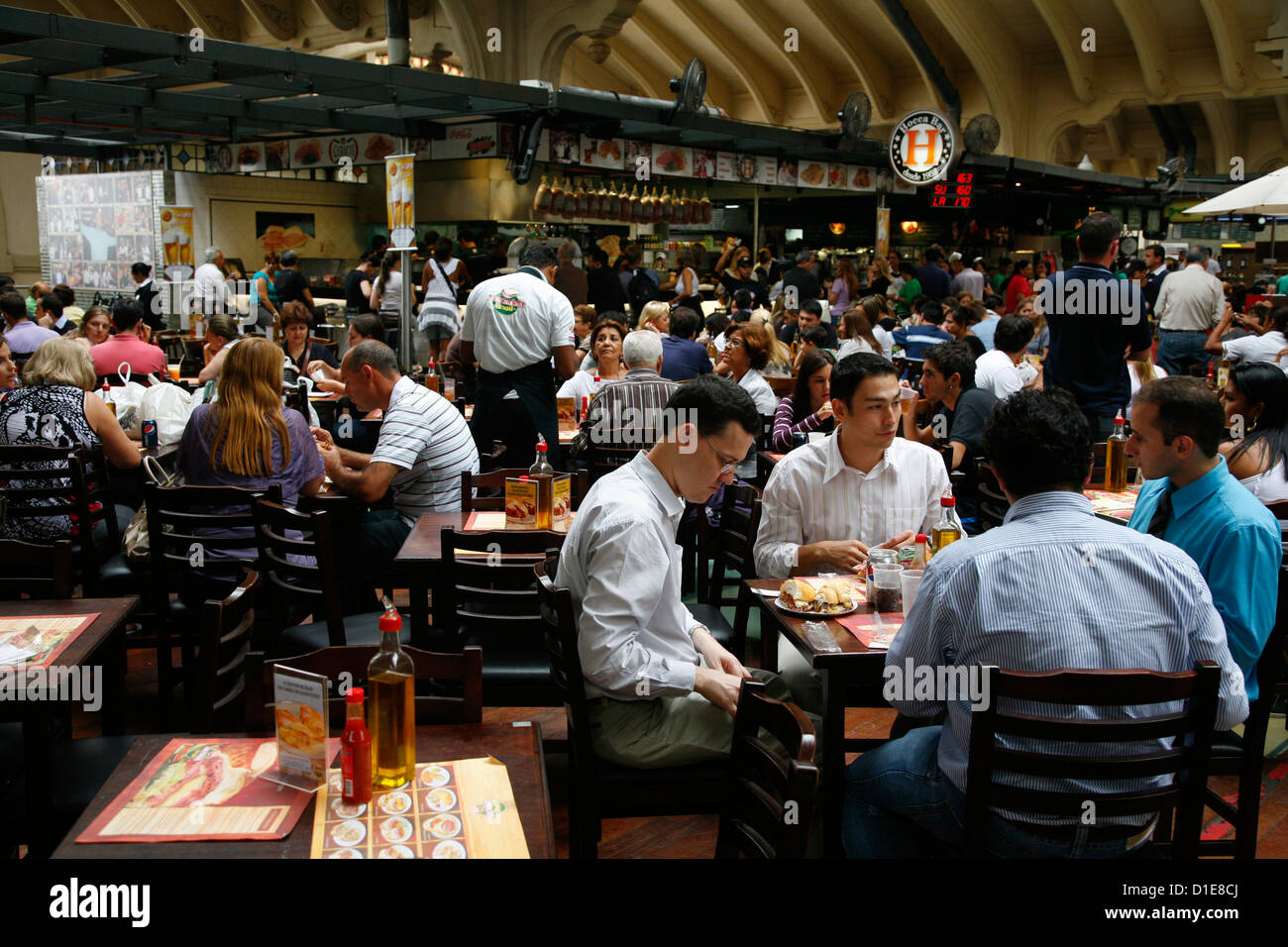 Leute sitzen in einem Restaurant im Mercado Municipal, Sao Paulo, Brasilien, Südamerika Stockfoto