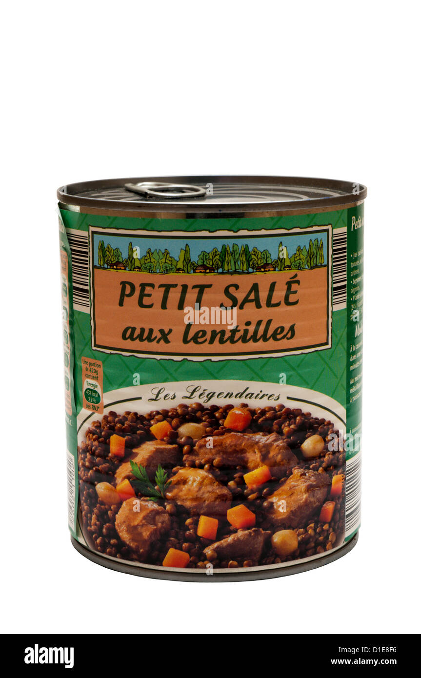 Eine Dose mit dem französischen Gericht Petit Verkauf Aux Lentilles - geheilt Schweinebauch gekocht und serviert mit Puy-Linsen. Stockfoto