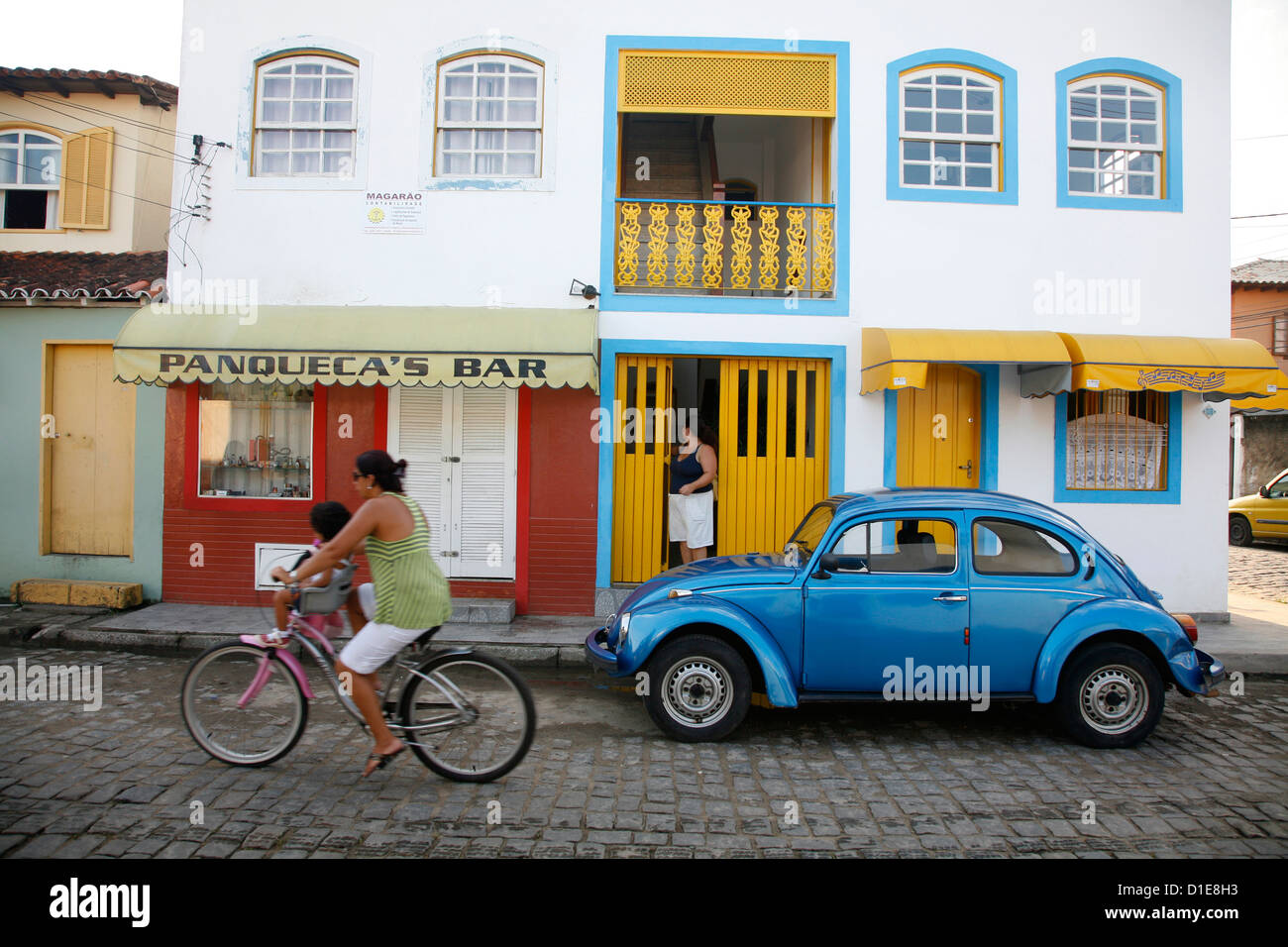 Menschen, die Reiten ein Fahrrad, Parati, Rio de Janeiro, Brasilien, Südamerika Stockfoto