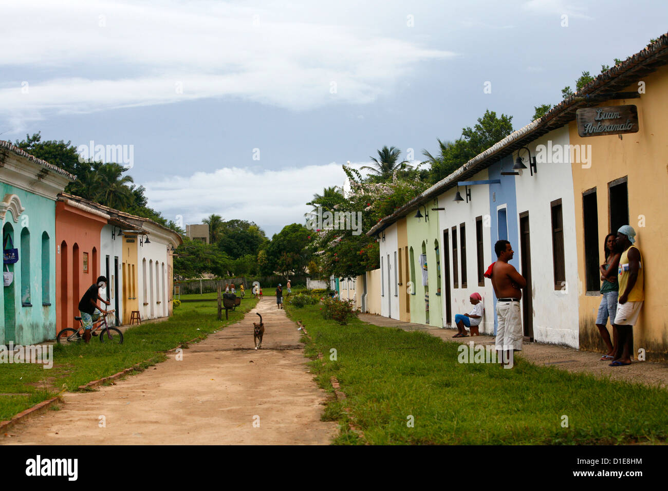 Straßenszene mit den Häusern von den ersten Siedlern in der Altstadt (Cidade Alta) von Porto Seguro, Bahia, Brasilien Stockfoto