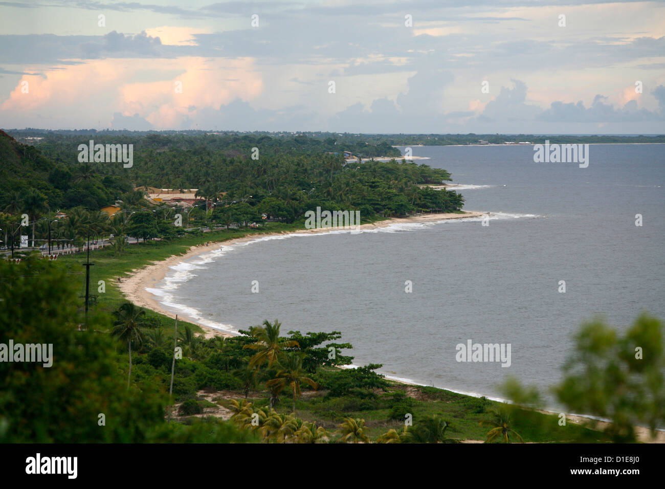 Blick über die Küste nördlich von Porto Seguro gesehen von der Altstadt (Cidade Alta), Bahia, Brasilien, Südamerika Stockfoto