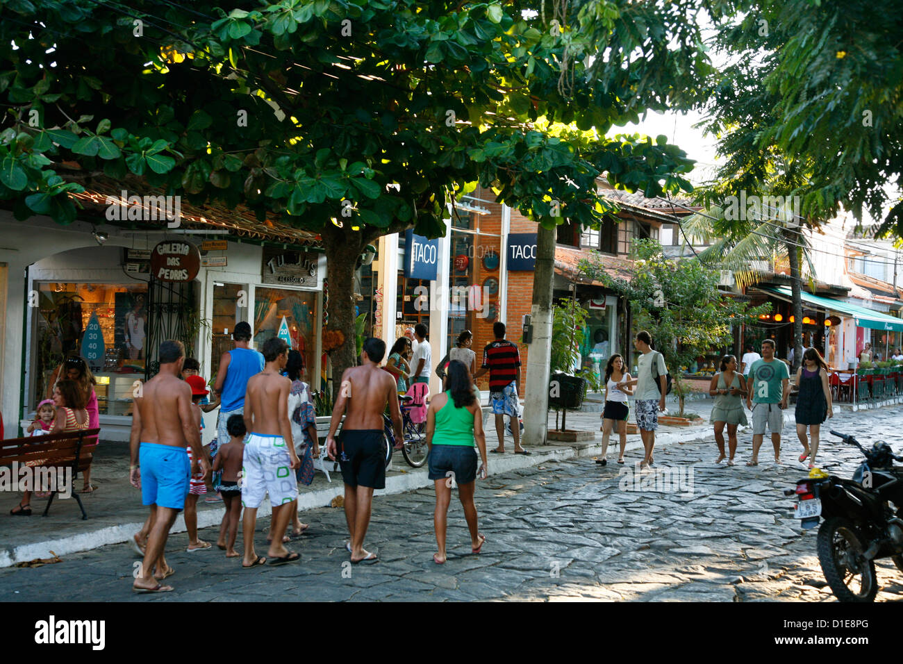 Menschen zu Fuß auf der Rua Das Pedras übersät mit Restaurants und Boutiquen, Buzios, Bundesstaat Rio De Janeiro, Brasilien, Südamerika Stockfoto